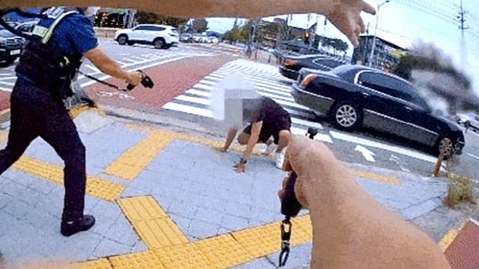 경찰이 지난달 27일 충북 청주에서 흉기를 들고 거리를 배회한 40대 남성을 권총으로 제압하고 있는 모습. <경찰청 페이스북 캡처>